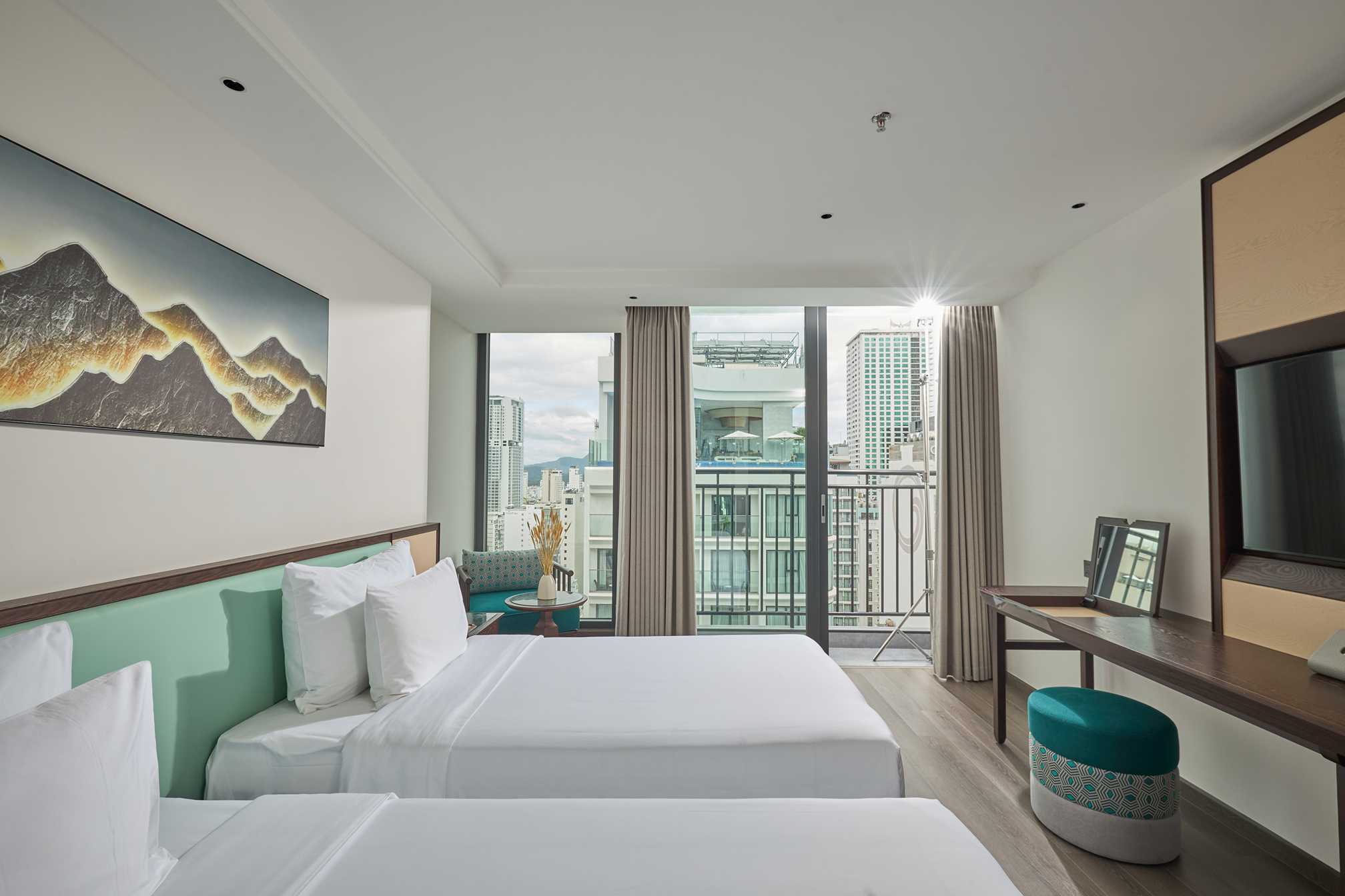 SIGNATURE PARTIAL SEA VIEW
