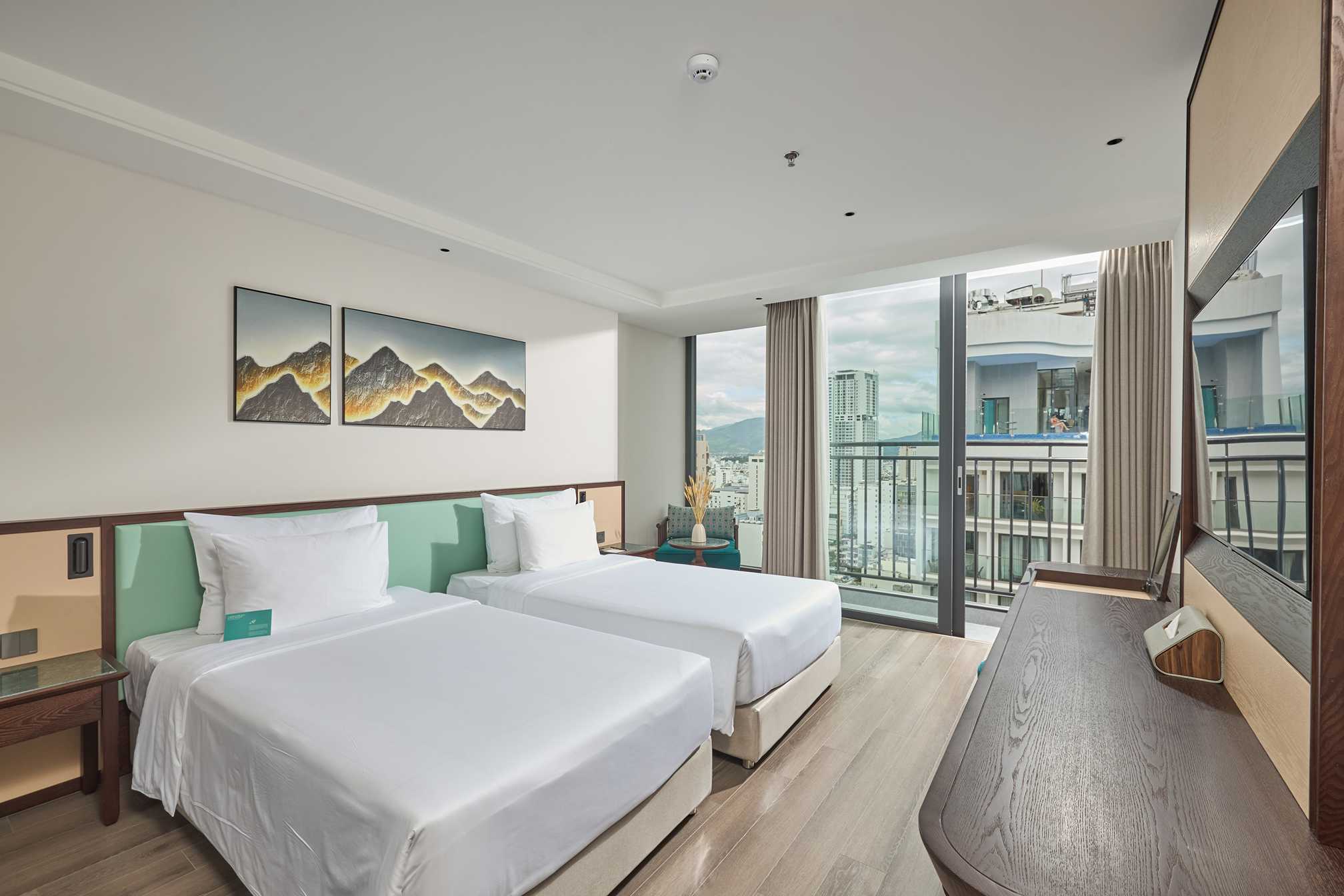 SIGNATURE PARTIAL SEA VIEW